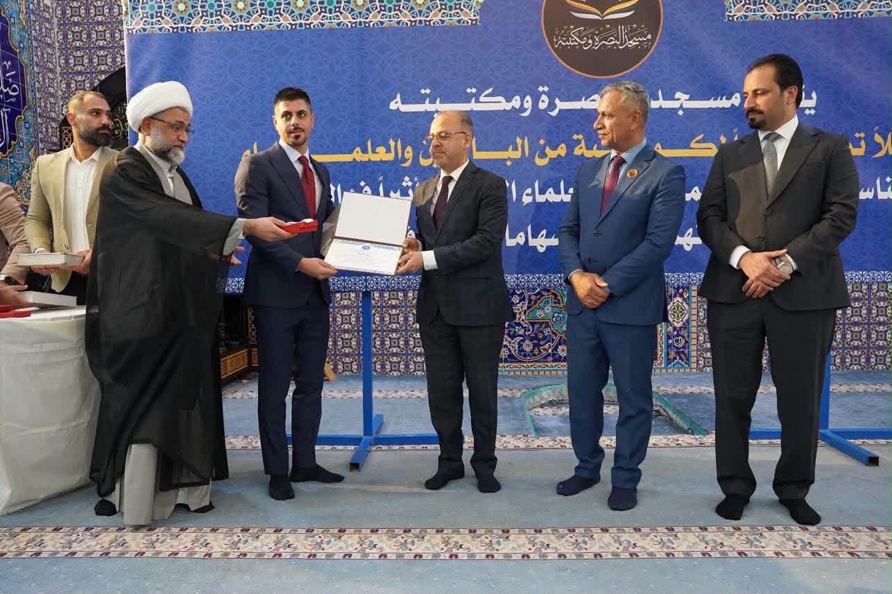 تكريم أحد أساتذة "كليّة الإدارة الصناعية للنفط والغاز" — كلية الإدارة الصناعية للنفط والغاز
