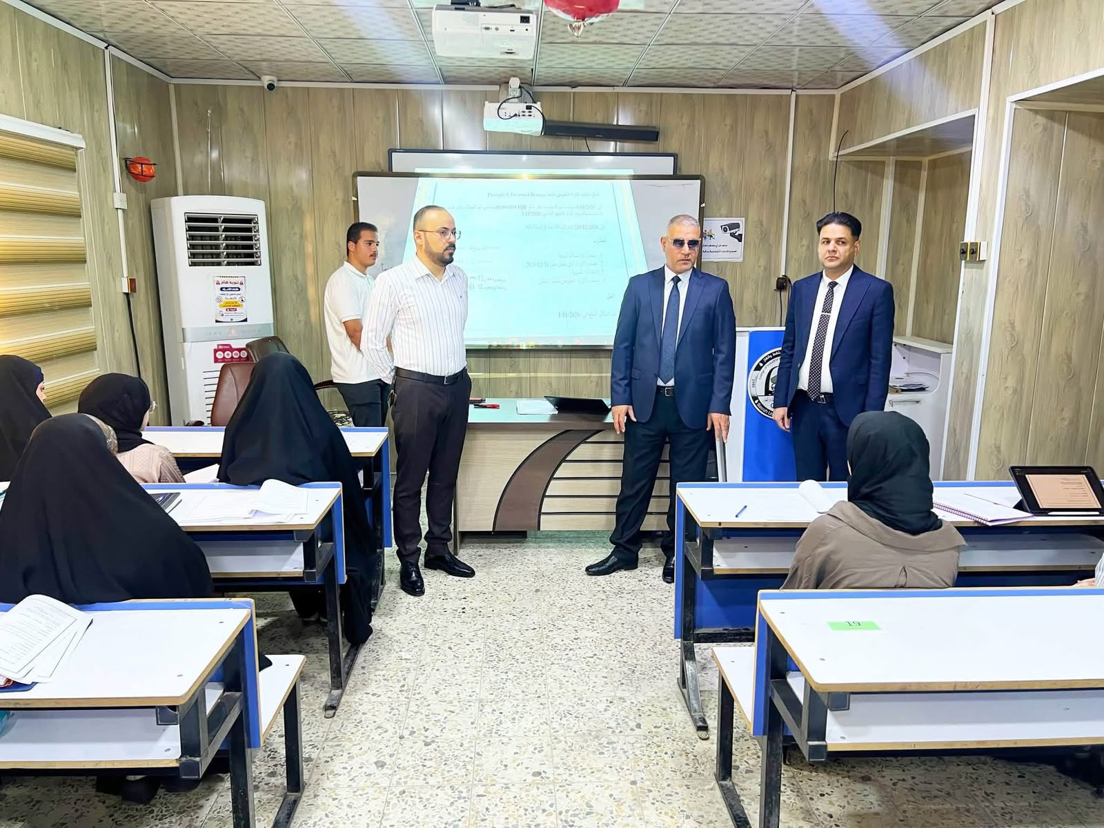 عميد الكليّة يجري جولة ميدانية على القاعات الدراسية - 1